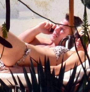 Seksi yıldız üstsüz yakalandı  GALERİ