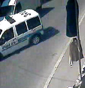 Polis aracı kaldırıma çıktı