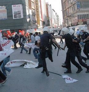 Öğrenciye düşen yine cop!
