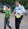 Kendisini rahatsız eden iki erkeği bıçakladı