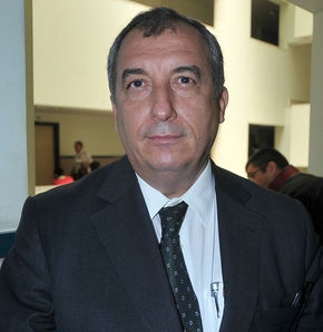 Haksızlığı ortaya çıkarın, istifaya zorlanın.