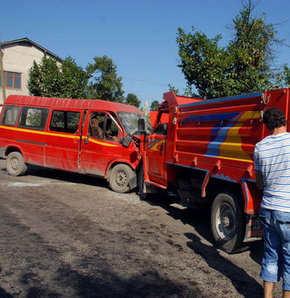 Kamyonet işçi servisine çarptı
