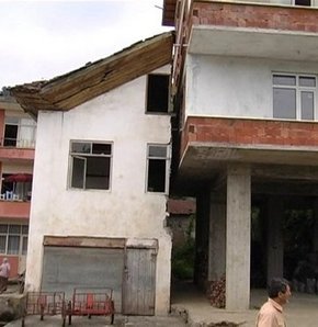Laz inadı evi ikiye böldü
