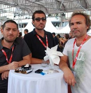 "Türkiye'de mutluymuşuz gibi davranıyoruz"