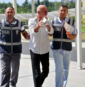Sahte kimlikle polisi atlattı