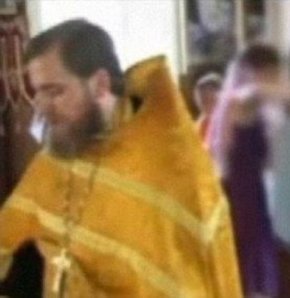 Papaz bebeği vaftiz ederken öldürdü
