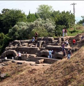Antik tiyatronun üzerinden yol geçmiş!