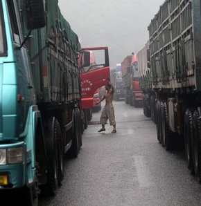 Çin’de bu kez 120 km’lik araç kuyruğu