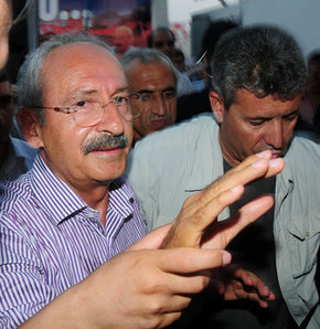 Kılıçdaroğlu'na terlik fırlatıldı