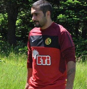 Gollerini perdeye saklıyor