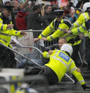 Savaş karşıtları Blair'i protesto etti
