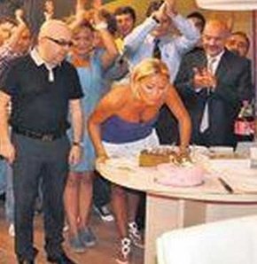 Pınar Altuğ'a doğumgünü sürprizi