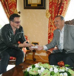 Bono'dan Başbakan'a ilginç hediye