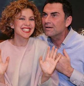 Aile arasında yüzük taktılar