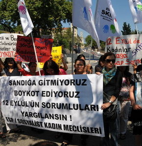 1. Ordu önünde 12 Eylül protestosu