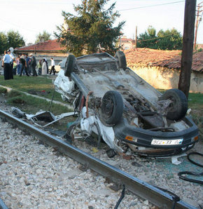 Yük treni otomobili biçti