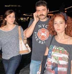 Mutfak ekibi birlikte geziyor