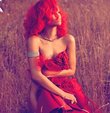 Rihanna kırmızı ve çıplak 