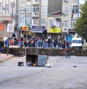 İzmir'de polisi taşladılar