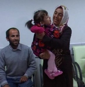İkizini karnında taşıyan çocuk ailesiyle buluştu