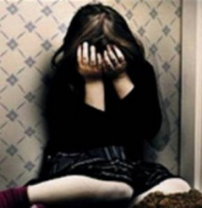 8 ve 10 yaşlarındaki iki kızına porno izletti!