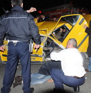 Ticari taksi ile kamyon çarpıştı