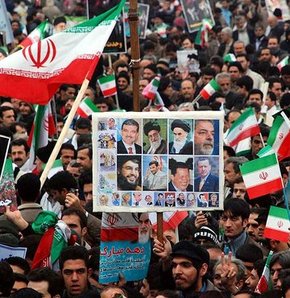 İran'daki Devrim Kutlamaları'nda Gül ve Erdoğan resimleri