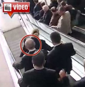 Kılıçdaroğlu yürüyen merdivene ters bindi!