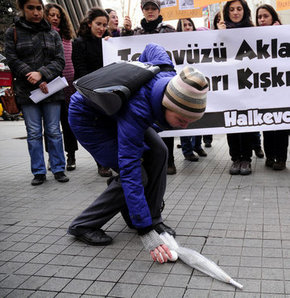 Kadınlardan ilahiyatçı Çeker'e protesto! 602098_detay