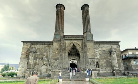 MNG, �ifte Minareli Medrese'yi otel yapacak