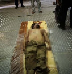 Kaddafi'nin cesedi oğlununki ile birlikte sergileniyor (!) GALERİ