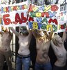 Bu kez hayvanlar için soyundular! GALERİ 