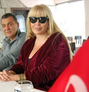 Zerrin Özer hastaneye kaldırıldı Zerrin Özer hastaneye kaldırıldı