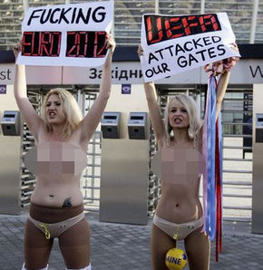 FEMEN bu kez UEFA’ya karşı soyundu