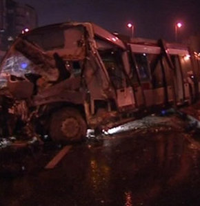 Halk otobüsü metrobüse çarptı: 12 yaralı