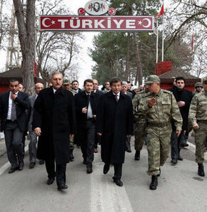 Davutoğlu yürüyerek Yunanistan'a geçti