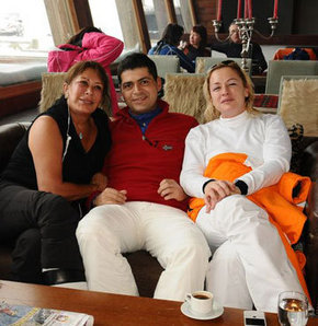 Ahu Aysal, kızı Ceyla Aysal ve sevgilisi Mehmet Kırklar tatilde