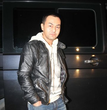 Kızlar kapıda, Serdar firarda