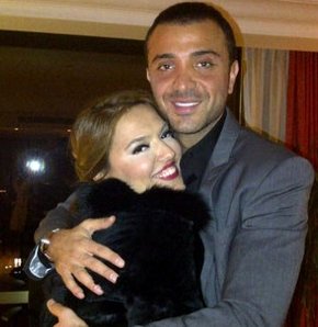 Alişan'dan Demet ve Okan'a hediye