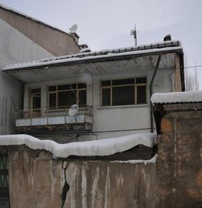 Sivas'ta bıçaklı kavga:1 ölü 2 yaralı