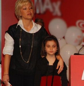 Anne - kızın parfüm keyfi