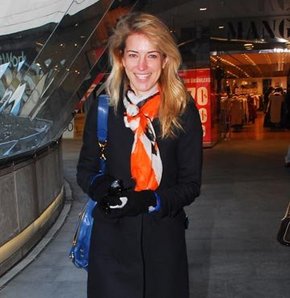 Burcu Esmersoy yalnız başına