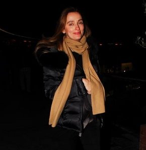 Güzel model tek başına