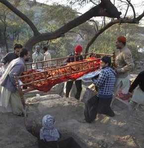 Pakistan'da sağlık skandalı büyüyor