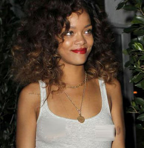 Rihanna yine sütyensiz