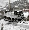 Sevis minibüsü gecekonduya devrildi