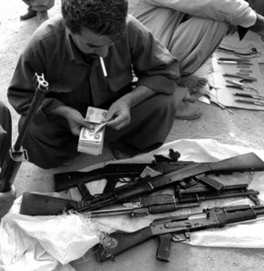 Irak'ta silahlar karaborsaya d��t�