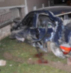 Hasta ta��yan otomobil duvara �arpt�: 1 �l�, 2 yaral�