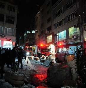 Korkutan yangın- İstanbul, Fatih, yangın, ayakkabı imalathanesi, duman zehirlenmesi