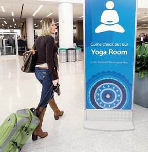Yoga uçağı kaçırtıyor!